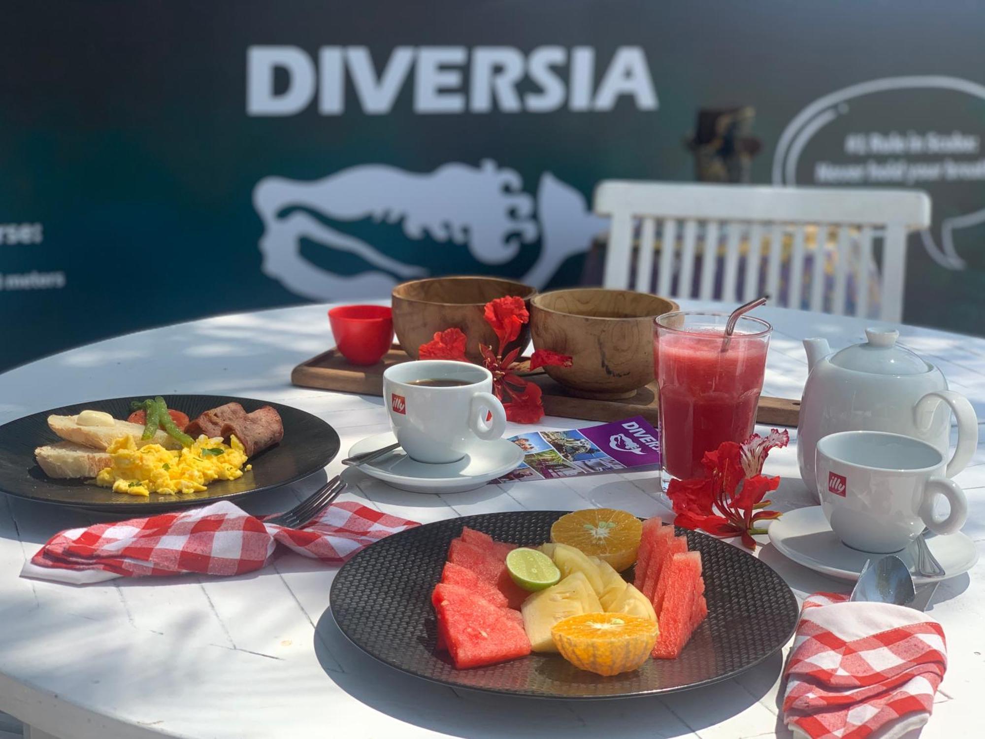 Diversia Diving Club & Bungalows กีลีตราวางัน ภายนอก รูปภาพ
